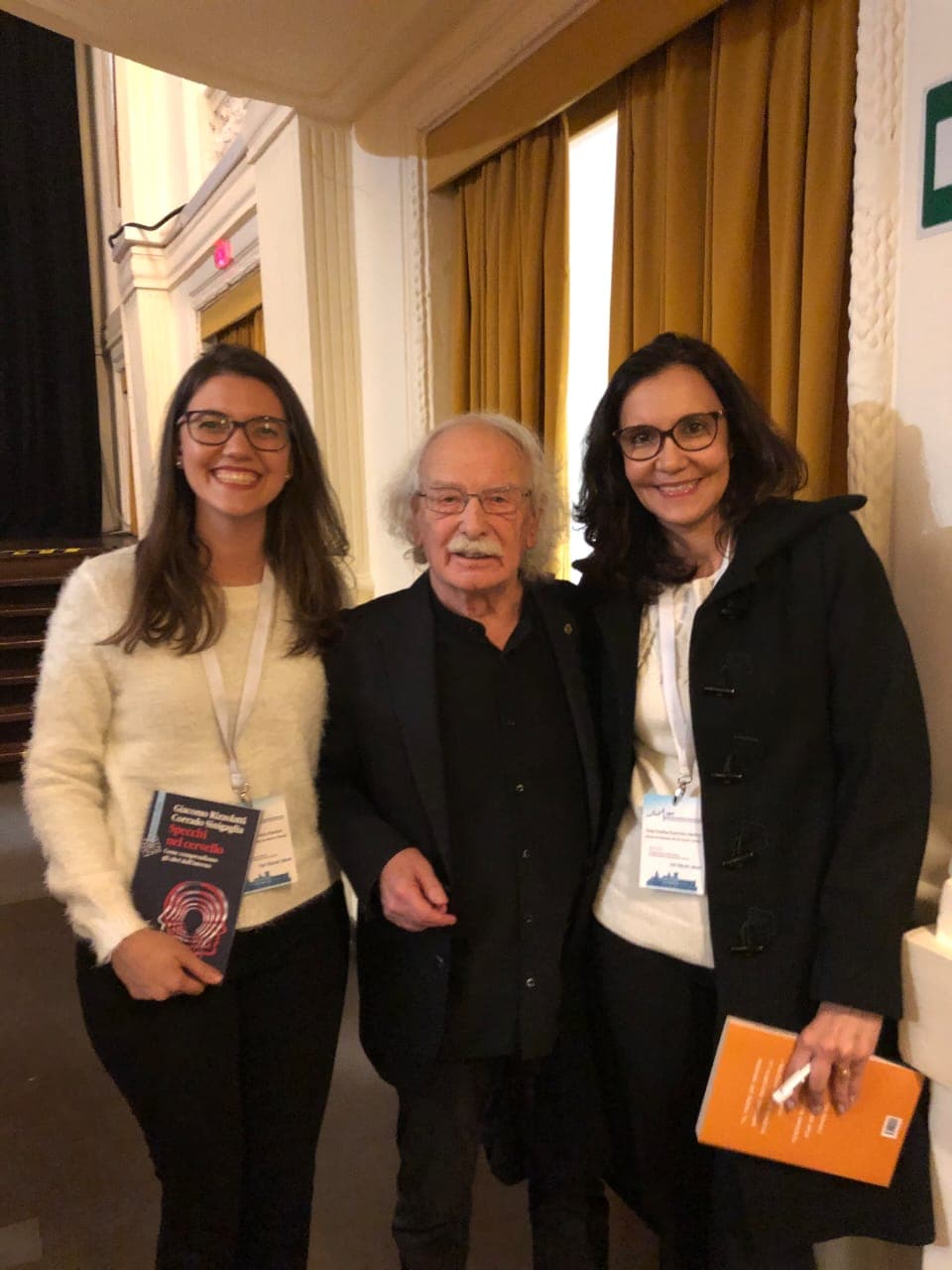 Apresentação no Congresso de Neurociência em Ferrara, Itália - Dra. Tania Guerreiro, Ana Clara e Prof. Giacomo Rizzolatti