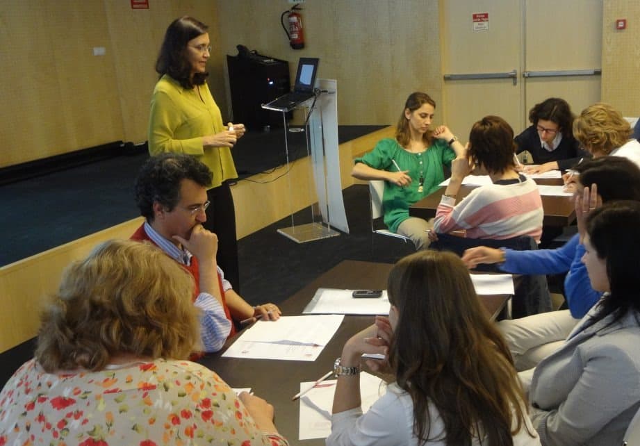 Dra. Tania Guerreiro ministrando curso na Universidade do Porto, em Portugal.